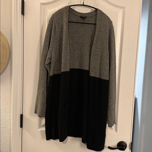Torrid two tone cardigan with pockets. - Picture 3 of 6
